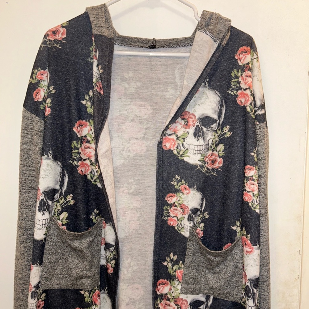 Lightweight skull & floral women’s size M sweater
